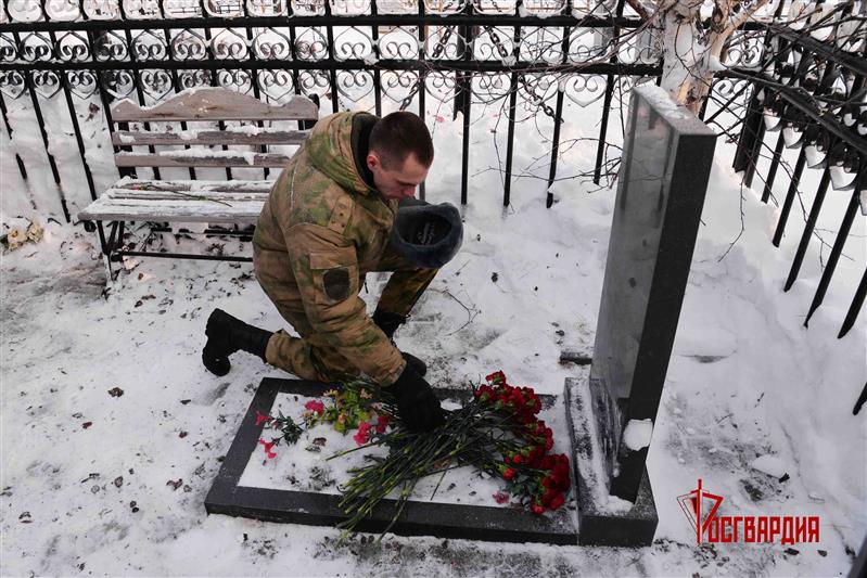 На Ямале росгвардейцы приняли участие в облагораживании мест захоронения погибших военнослужащих