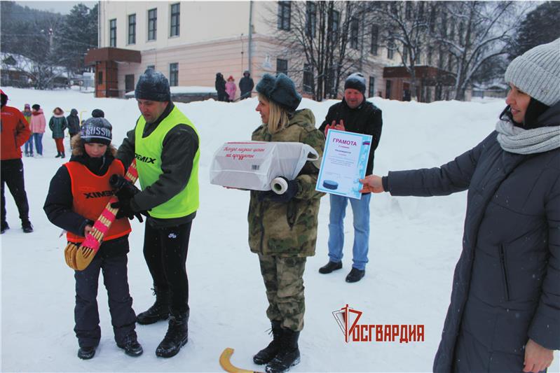 Военнослужащие в Зеленогорске сыграли в хоккей с воспитанниками детского дома 