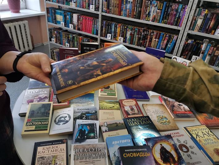 Росгвардеец присоединился к акции «Дарите книги с любовью» в Республике Карелия