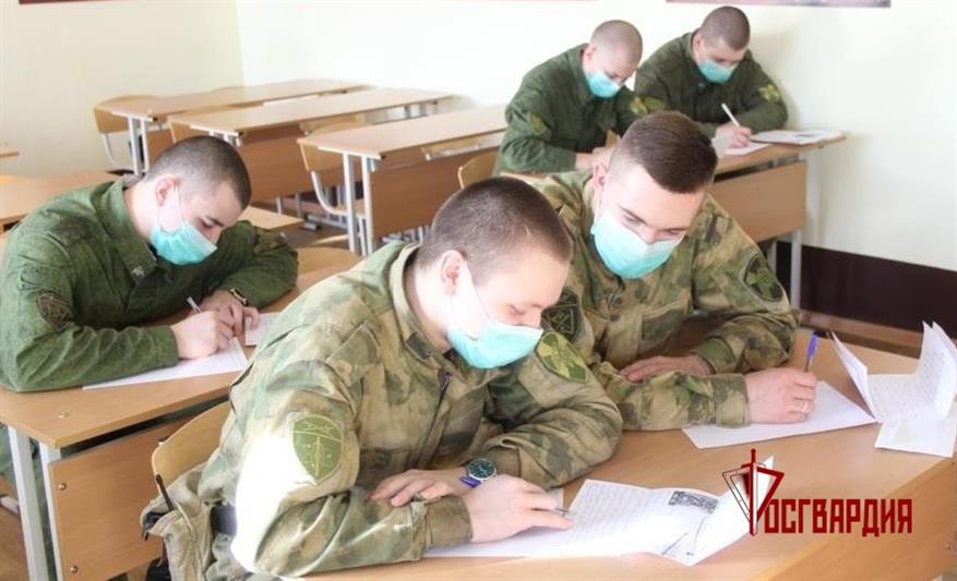 В Тюмени военнослужащие Росгвардии получили письма от будущих защитников Отечества (видео) 