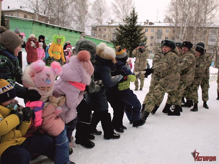 Военнослужащие северского соединения Росгвардии провели весёлые старты в детском саду города Северск