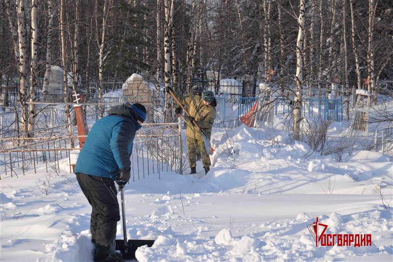 На Ямале росгвардейцы приняли участие в облагораживании мест захоронения погибших военнослужащих