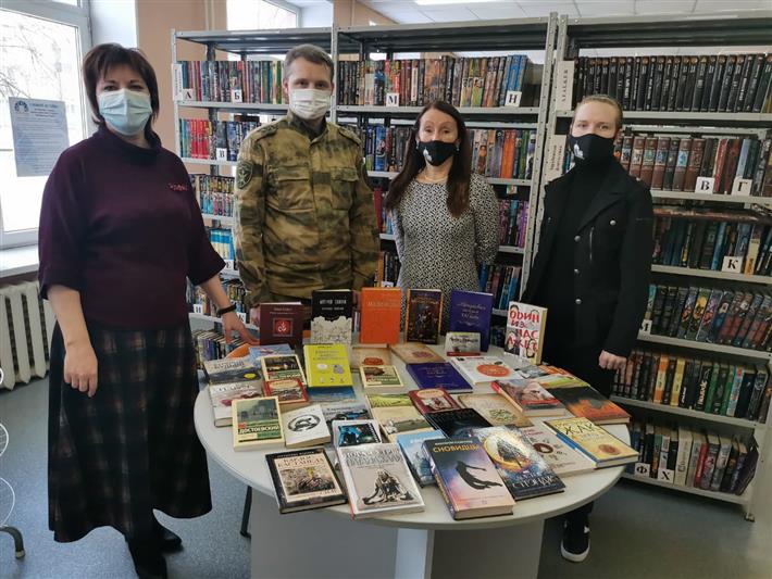 Росгвардеец присоединился к акции «Дарите книги с любовью» в Республике Карелия