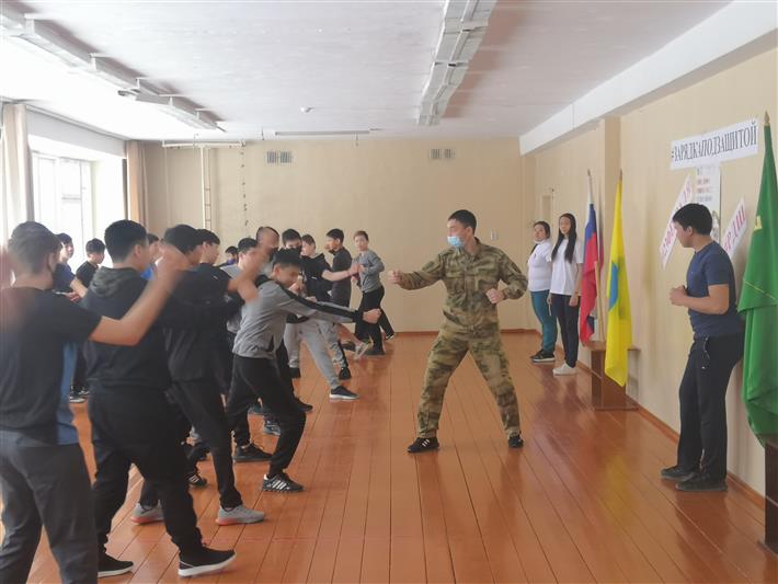 В Калмыкии росгвардейцы организовали массовую зарядку со школьниками