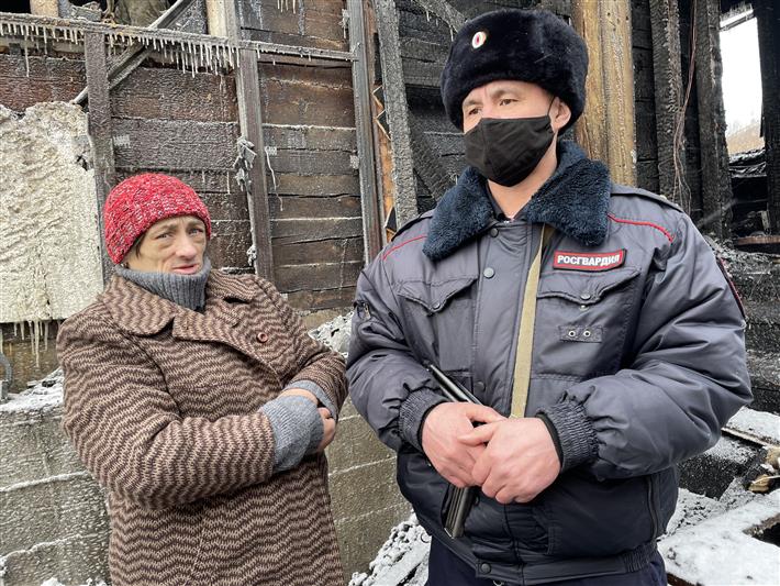 В Иркутске сотрудники вневедомственной охраны Росгвардии спасли на пожаре пожилую женщину 