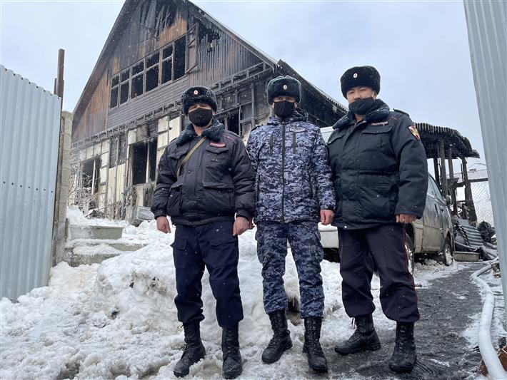 В Иркутске сотрудники вневедомственной охраны Росгвардии спасли на пожаре пожилую женщину 