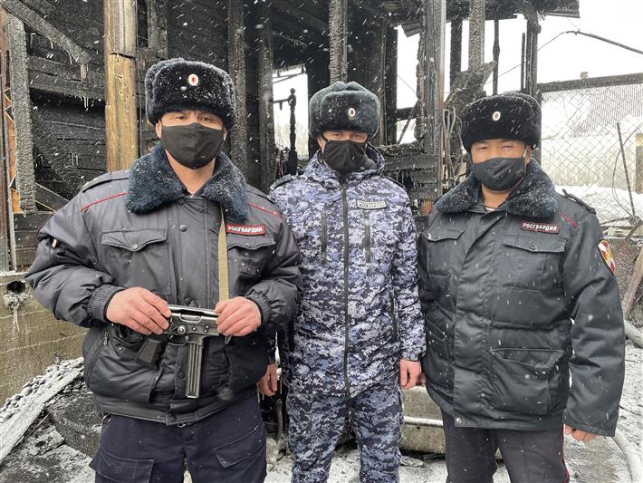В Иркутске сотрудники вневедомственной охраны Росгвардии спасли на пожаре пожилую женщину 