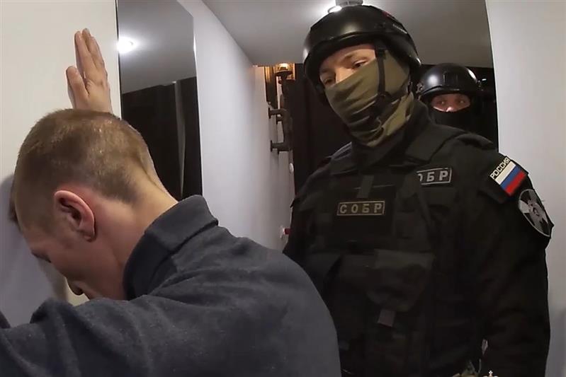 При содействии СОБР Росгвардии в Санкт-Петербурге задержаны подозреваемые в мошенничестве
