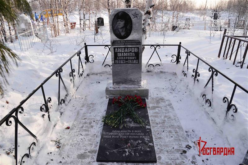 На Ямале росгвардейцы приняли участие в облагораживании мест захоронения погибших военнослужащих