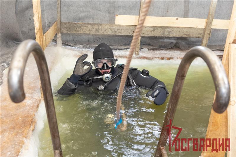 В Хабаровске прошли тренировочные спуски водолазов Росгвардии в зимних условиях