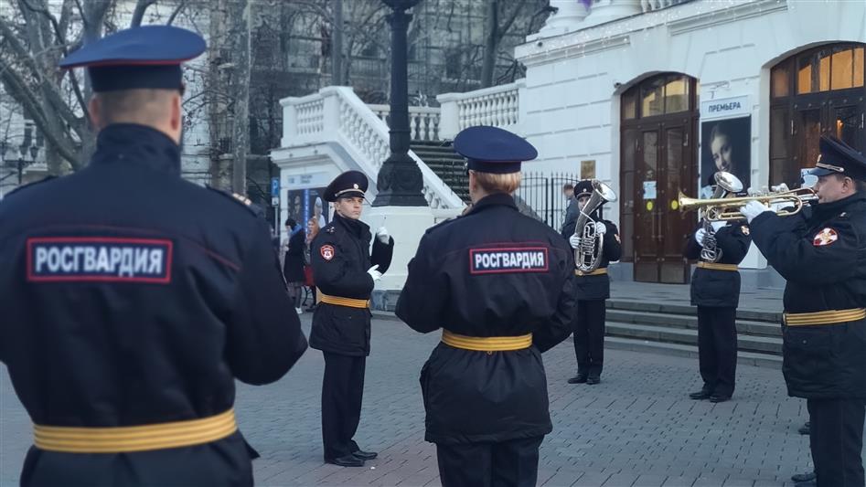 Под музыку в исполнении оркестра Росгвардии в Севастополе театр вернулся к работе