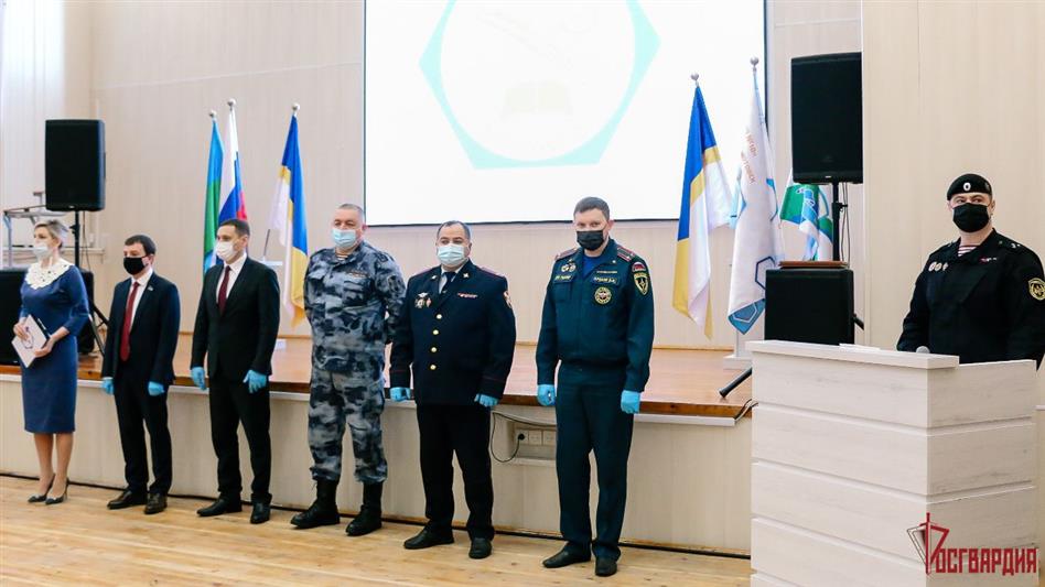 Офицеры ведомства в Югре приняли участие в церемонии посвящения подшефных школьников в кадеты Росгвардии