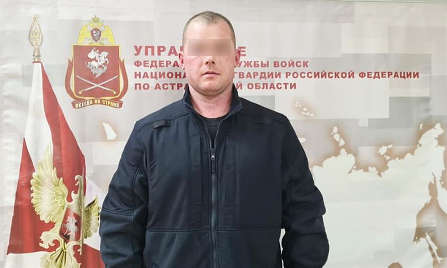 В Астрахани сотрудник Росгвардии спас упавших в ледяную воду мужчин