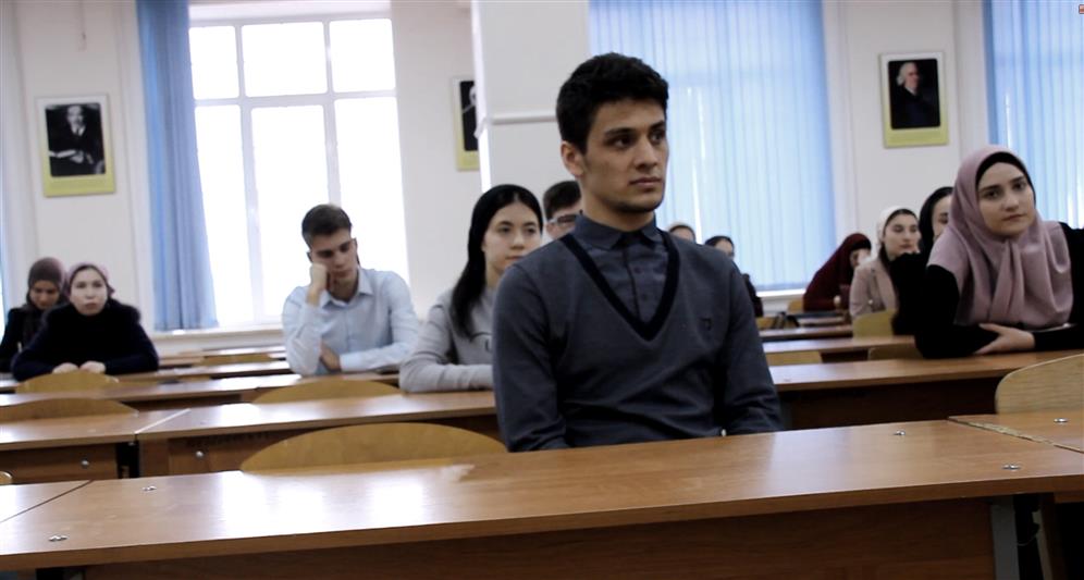 Студенты Чеченского государственного института встретились с офицером Росгвардии - ветераном боевых действий в Афганистане