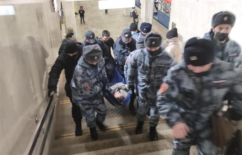 Росгвардейцы пришли на помощь женщине, упавшей на пути в московском метро