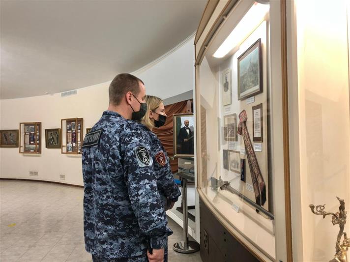 В Севастополе сотрудники управления вневедомственной охраны Росгвардии посетили музей-панораму, посвящённую первой обороне Севастополя