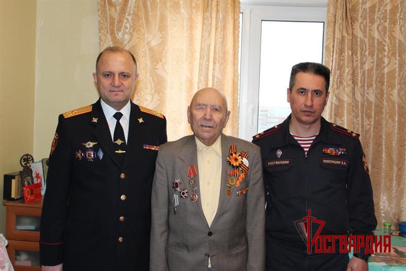 В Екатеринбурге сотрудники Росгвардии поздравили фронтовика и ветерана вневедомственной охраны с 95-летием