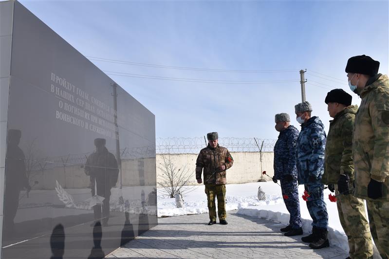 В Калмыкии росгвардейцы возложили цветы к Мемориальной стене погибшим при исполнении воинского и служебного долга