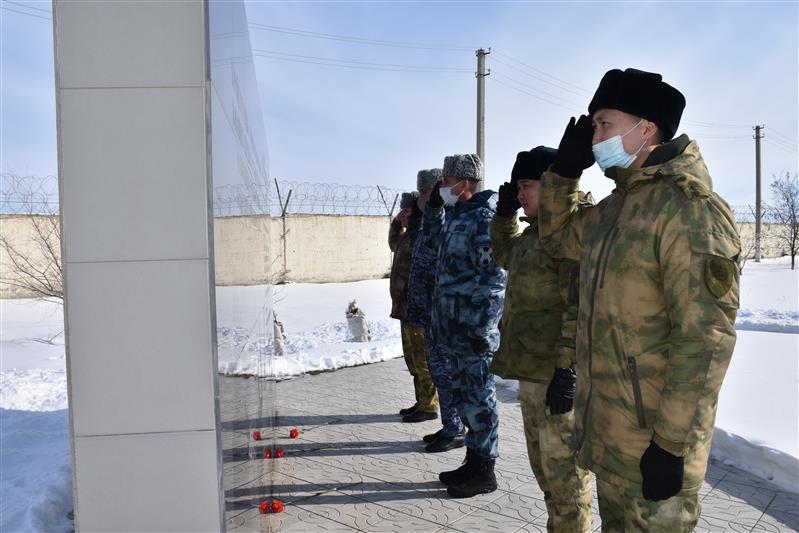 В Калмыкии росгвардейцы возложили цветы к Мемориальной стене погибшим при исполнении воинского и служебного долга