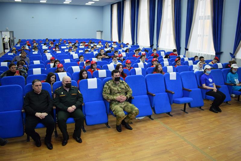 В Дагестане росгвардейцы организовали встречу Героя России Загида Загидова с молодежью республики