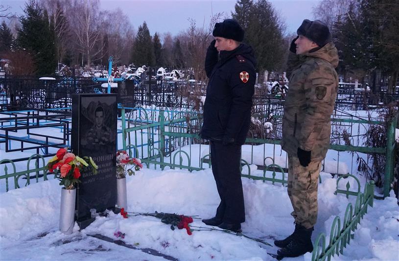 Брянские росгвардейцы почтили память товарища, погибшего при исполнении служебного долга
