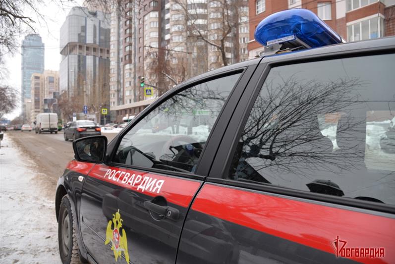 В Екатеринбурге сотрудники Росгвардии задержали находившегося в федеральном розыске мужчину