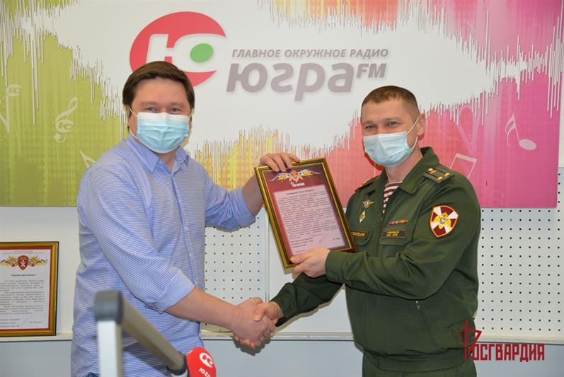 В Уральском округе росгвардейцы поздравили представителей региональных радиостанций со Всемирным днем радио 