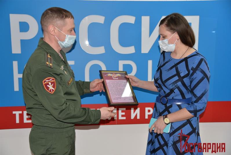 В Уральском округе росгвардейцы поздравили представителей региональных радиостанций со Всемирным днем радио 