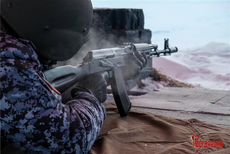 Военнослужащие и сотрудники управления Уральского округа Росгвардии провели стрельбы и решили огневые задачи  (видео)