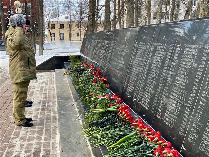В Северо-Западном округе Росгвардии почтили память погибших участников боевых действий в Афганистане 