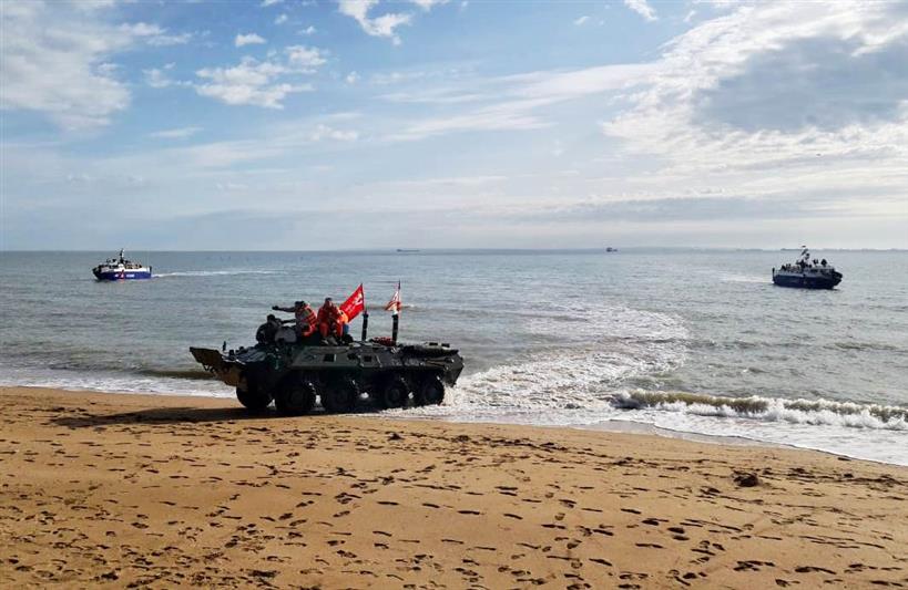 Моряки Росгвардии в Керчи приняли участие в реконструкции событий легендарной десантной операции периода Великой Отечественной войны