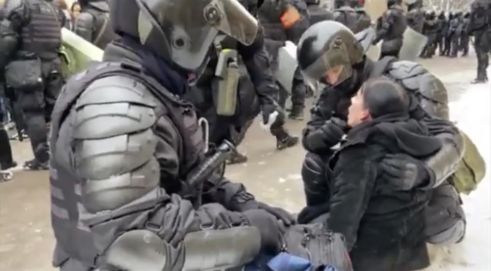 Сотрудники петербургского ОМОН оказали помощь девушке, которая на улице потеряла сознание