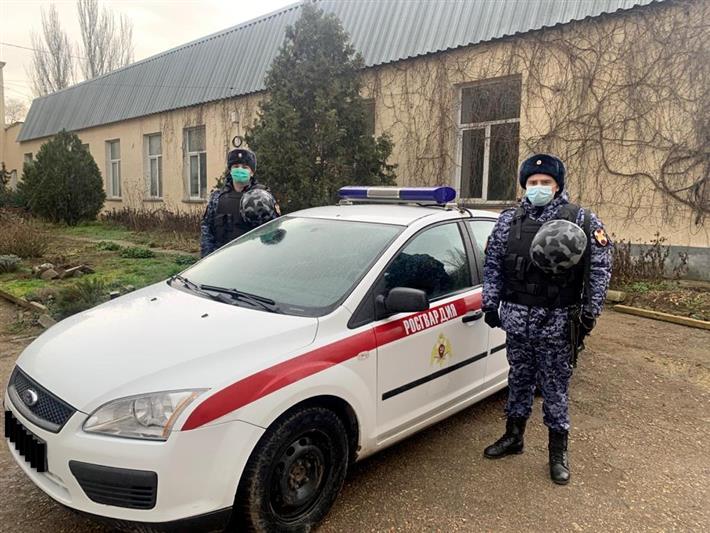 В Керчи росгвардейцы блокировали машину с пьяным водителем