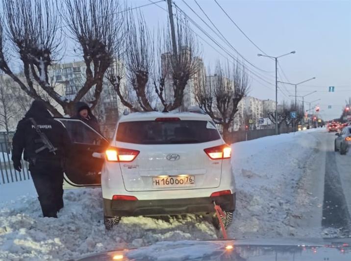 В Ярославле и области сотрудники Росгвардии помогли горожанам, оказавшимся в сложной ситуации на дороге