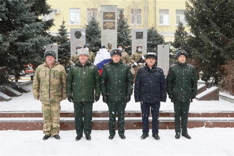 Росгвардейцы возложили цветы к памятнику воинам правопорядка в День освобождения Ростова-на-Дону