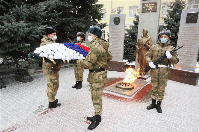 Росгвардейцы возложили цветы к памятнику воинам правопорядка в День освобождения Ростова-на-Дону