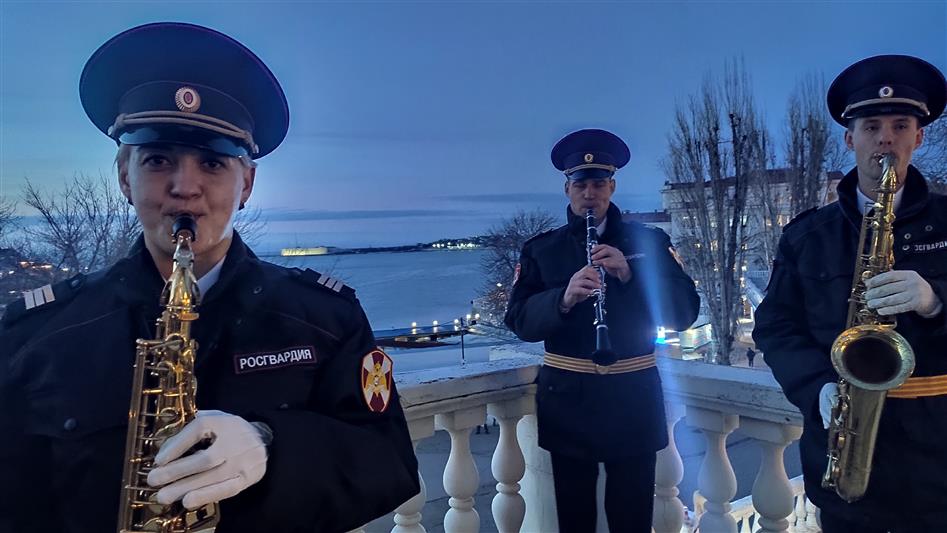 Под музыку в исполнении оркестра Росгвардии в Севастополе театр вернулся к работе