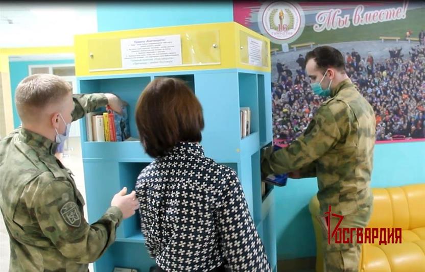 Представители Росгвардии подарили книги тюменским ветеранам и школьникам