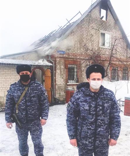 В Воронеже росгвардейцы вынесли пожилую женщину из горящего дома 