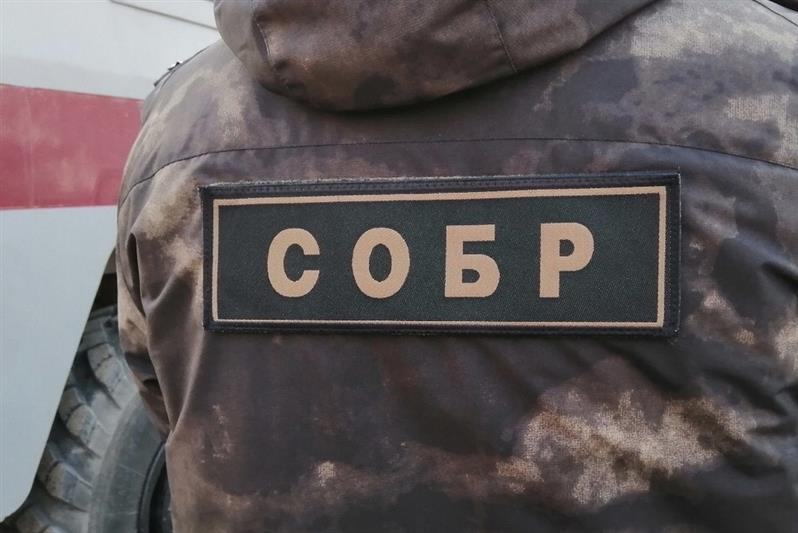 В Омске сотрудники СОБР Росгвардии оказали содействие полицейским в задержании мошенника, обманным путем завладевшего 15 миллионами рублей
