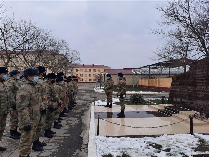 В Кизляре военнослужащие Росгвардии почтили память погибшего сослуживца