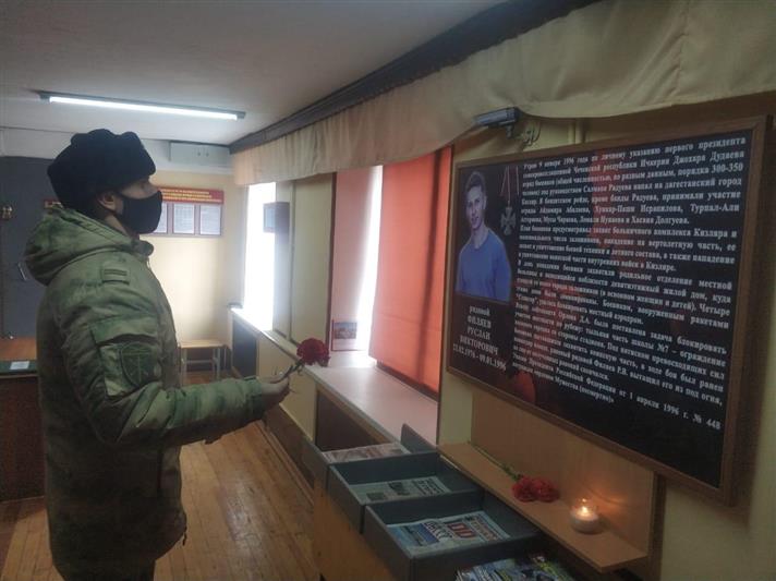 В Кизляре военнослужащие Росгвардии почтили память погибшего сослуживца