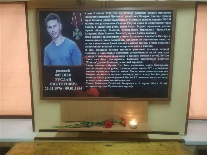 В Кизляре военнослужащие Росгвардии почтили память погибшего сослуживца