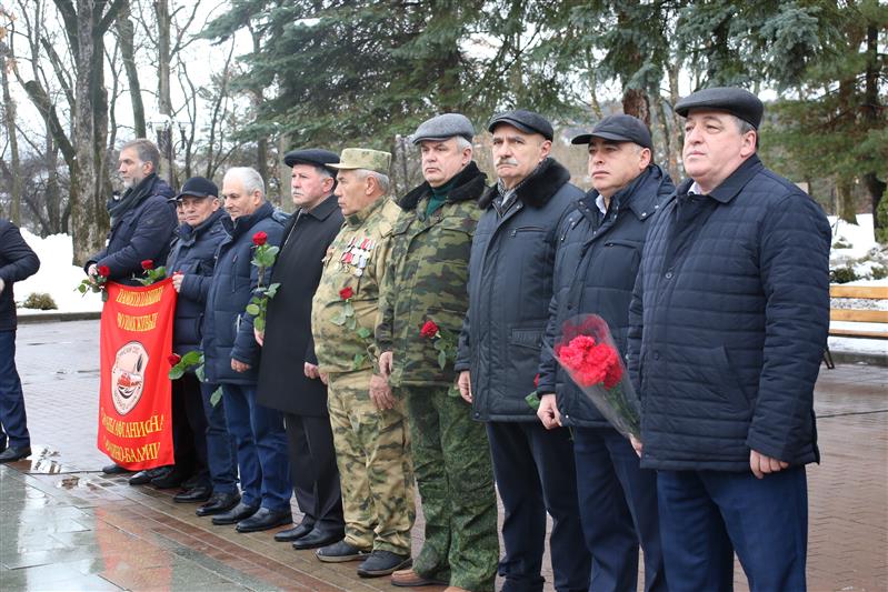 В Нальчике росгвардейцы приняли участие в церемонии возложения цветов в память защитников Отечества
