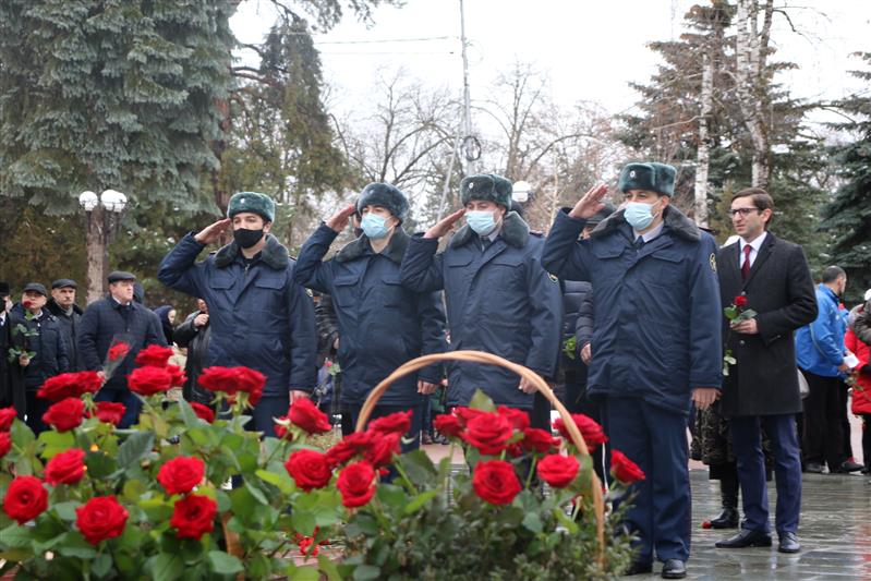 В Нальчике росгвардейцы приняли участие в церемонии возложения цветов в память защитников Отечества