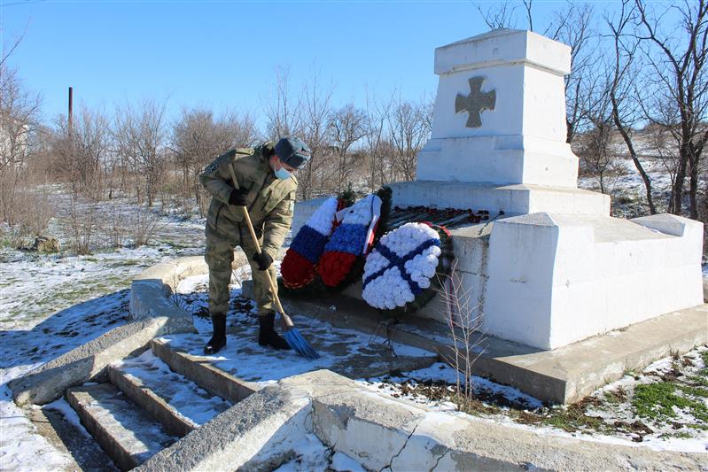 Росгвардейцы благоустроили памятник на месте гибели контр-адмирала Истомина в Севастополе