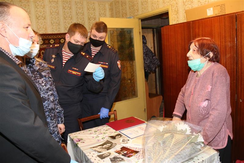 Росгвардейцы поздравили ветерана вневедомственной охраны со 100-летним юбилеем