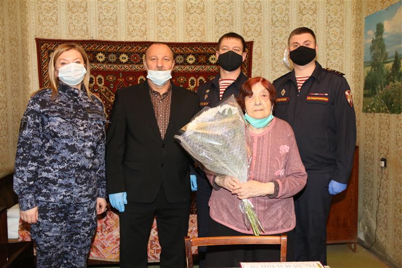 Росгвардейцы поздравили ветерана вневедомственной охраны со 100-летним юбилеем