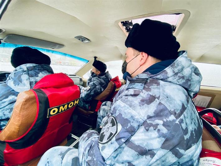 В Санкт-Петербурге сотрудники ОМОН приняли участие в проведении профилактических рейдов