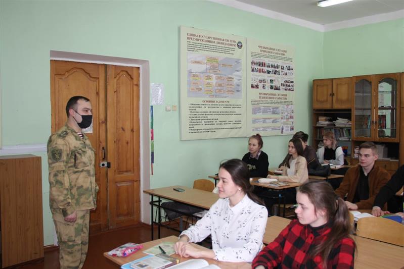 Офицер Росгвардии рассказал орловским школьникам о  ведомственных ВУЗах